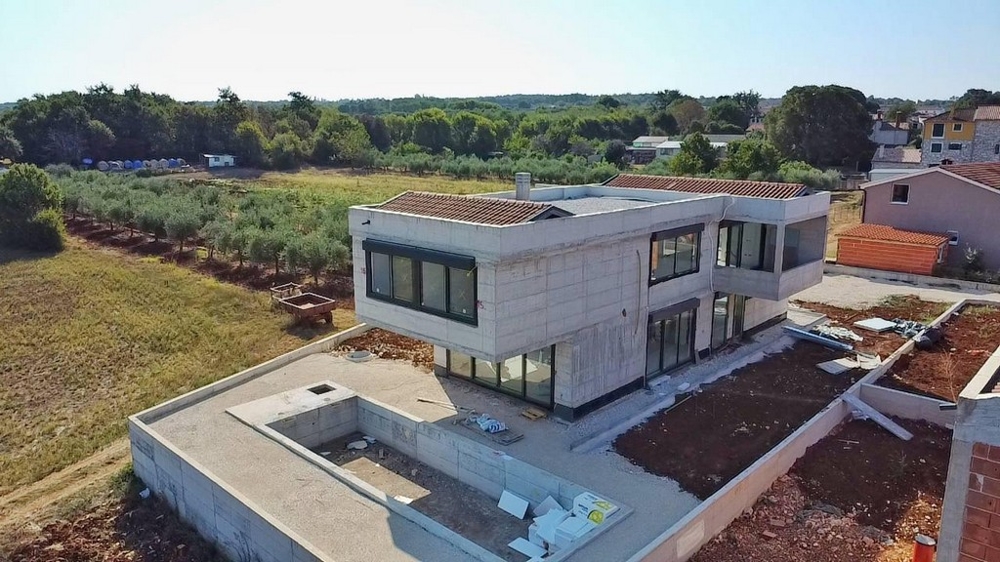 Az építés alatt álló, befejezetlen ház külső képe