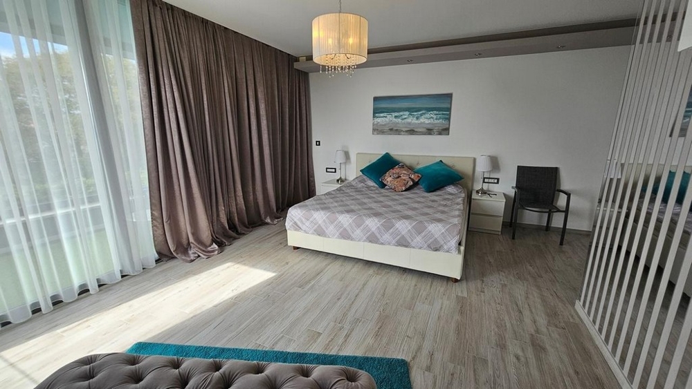 Tágas hálószoba a H3436 villában a Krk régióban, Krk szigetén.