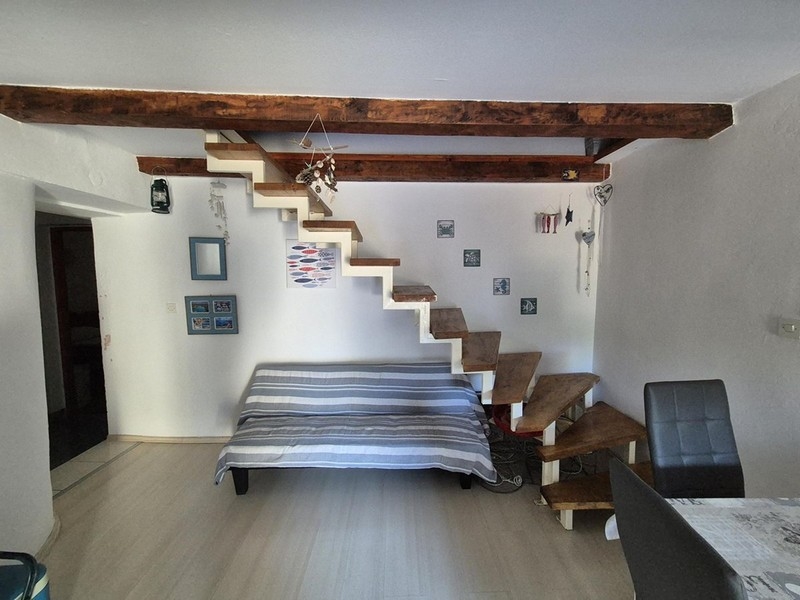 Nappali fa lépcsőkkel