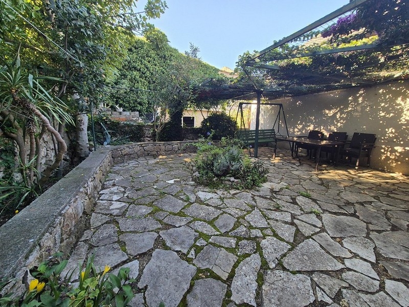 A tágas kert mediterrán bájjal.