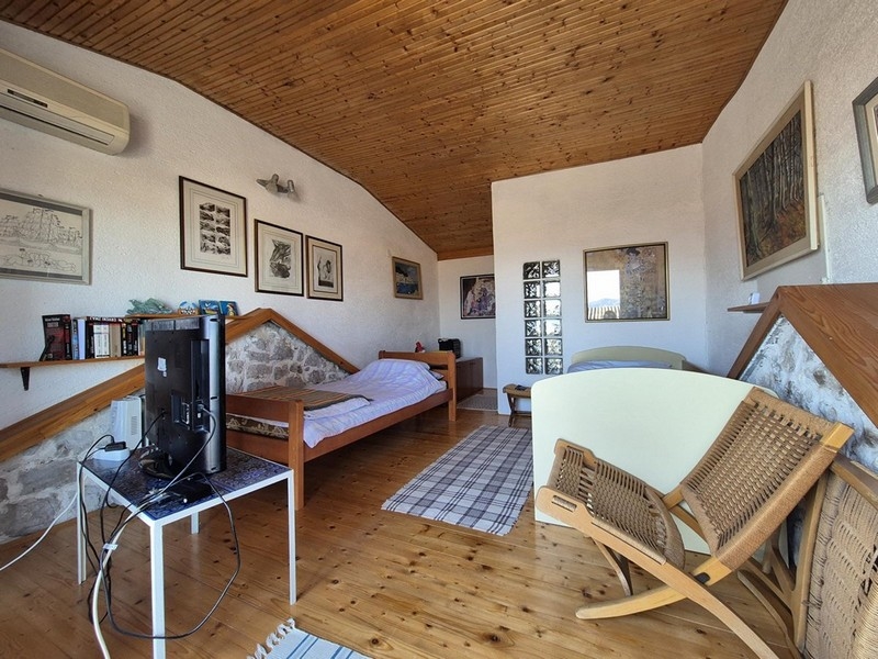 Felső emeleten ágy, fa bútorok és képek