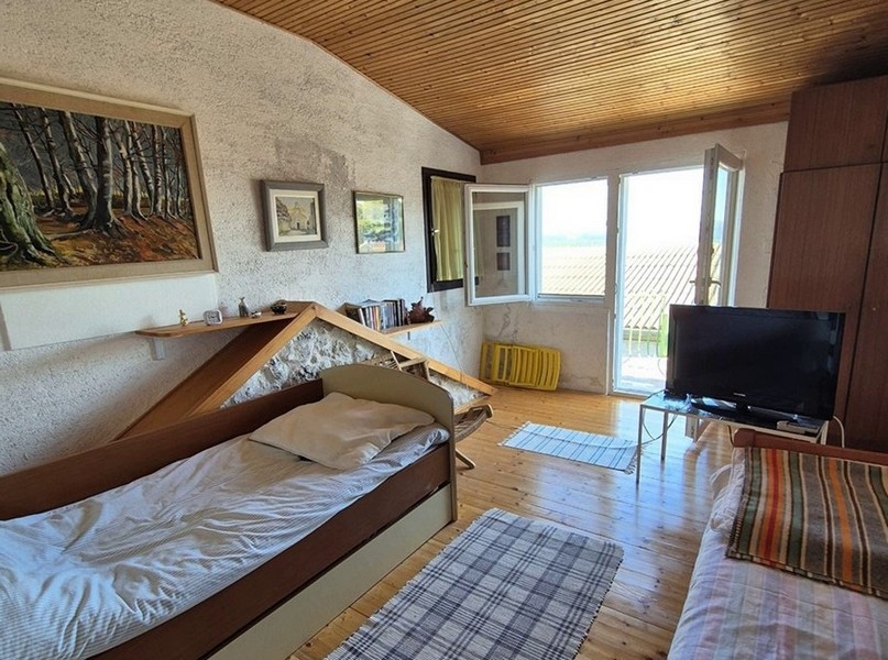 Hálószoba két ággyal és kilátással a tengerre