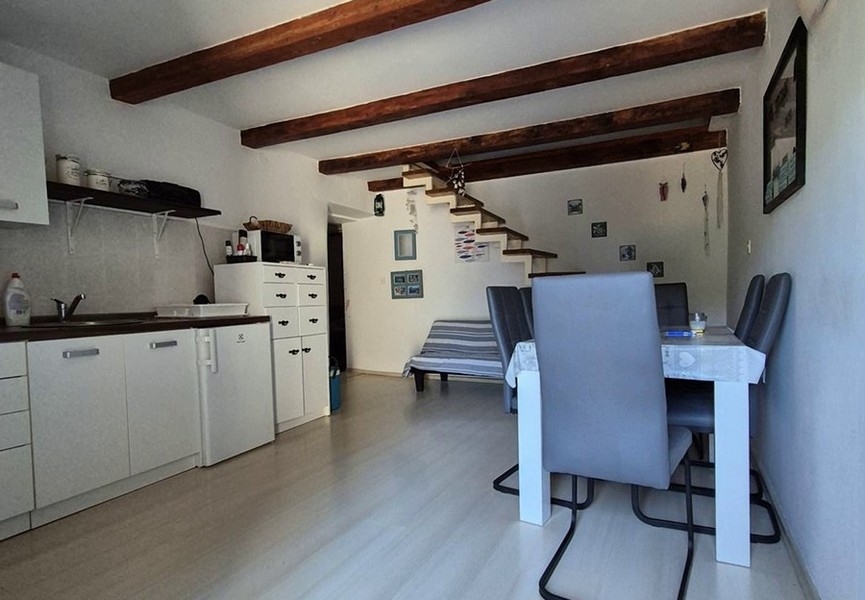 Konyha étkezőasztallal és lépcső az emeletre