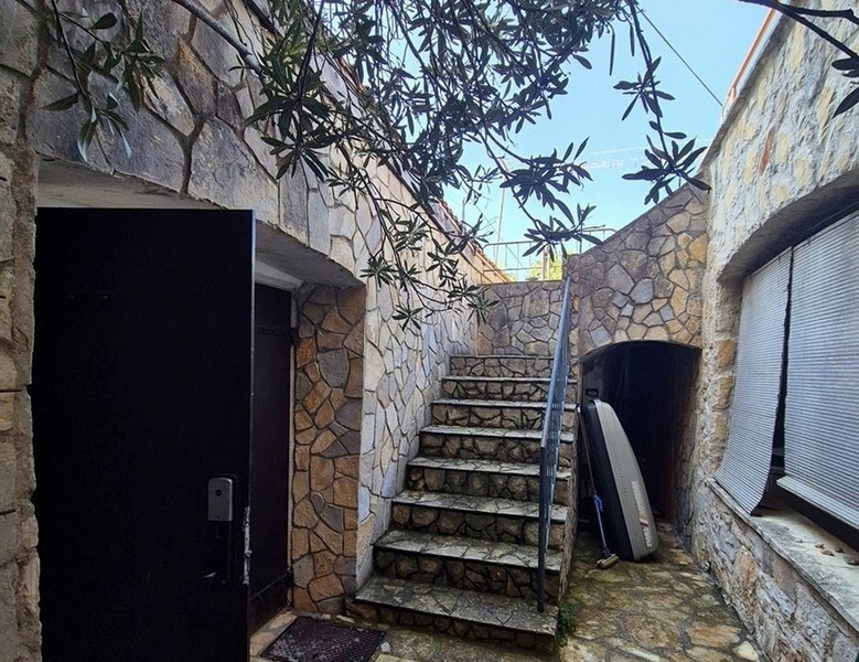 Az udvaron kőlépcső vezet a ház felsőbb szintjeire.