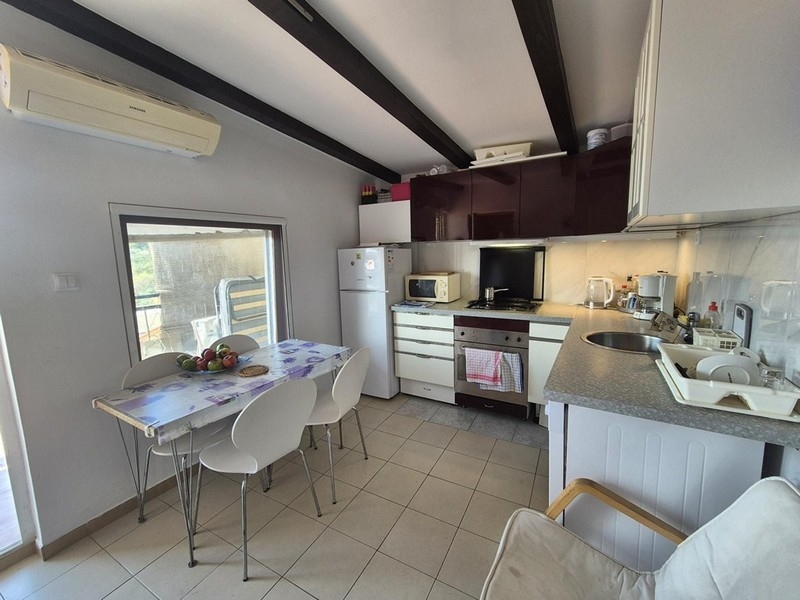 Modern konyha étkezővel és légkondicionálóval az első emeleten.