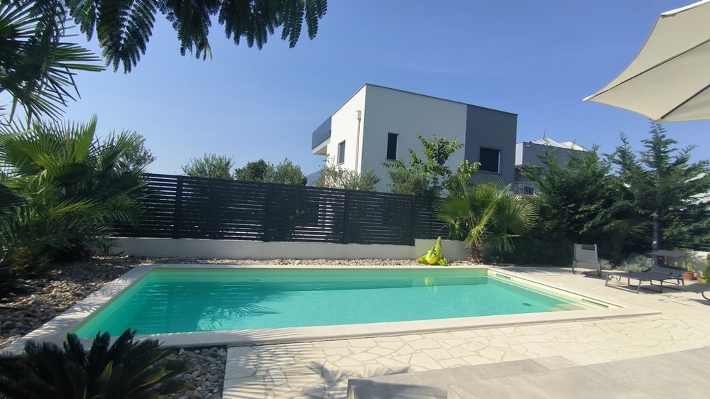 A horvátországi H3447 ingatlan úszómedencéje és napozóterasza.