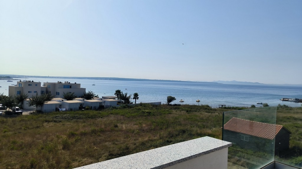 Tengerre néző terasz a szomszédos házakkal és a természettel.