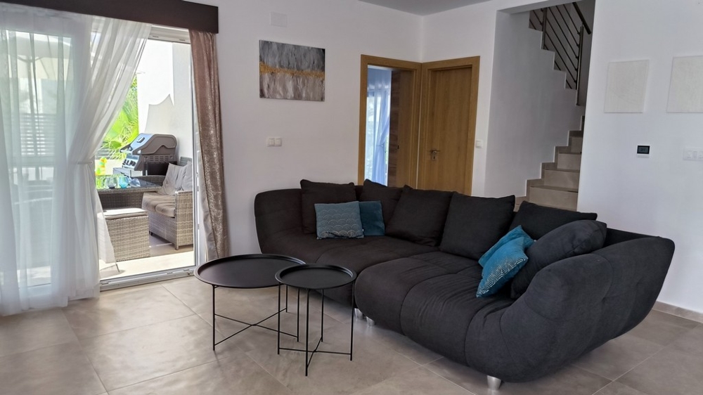 Hangulatos nappali kijárattal a teraszra.