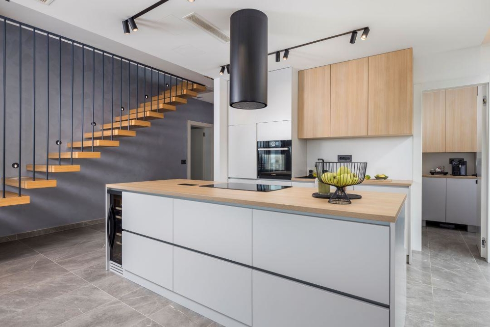 Modern nyitott konyha a H3450 luxusvillában Crikvenicában, Horvátországban.