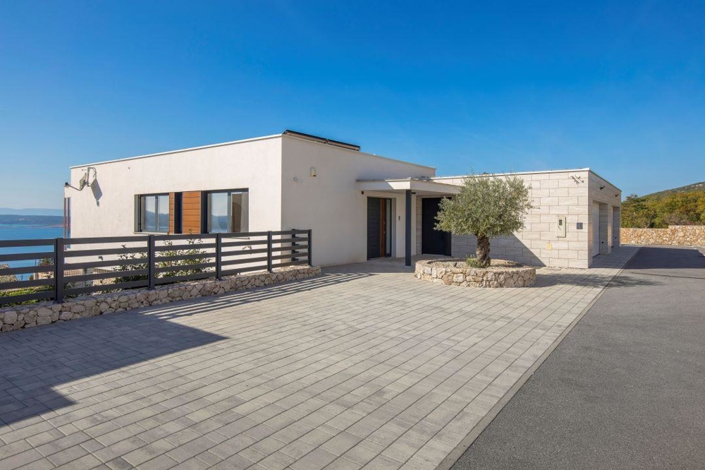 A Villa H3450 parkolója Crikvenicában, a Kvarner-öbölben Horvátországban.