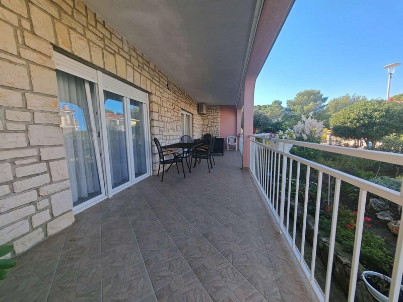 A H3452-es ingatlan terasza Selcében, Crikvenicában.