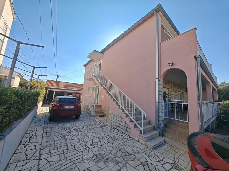 A lakóegységek parkolója és bejárata.