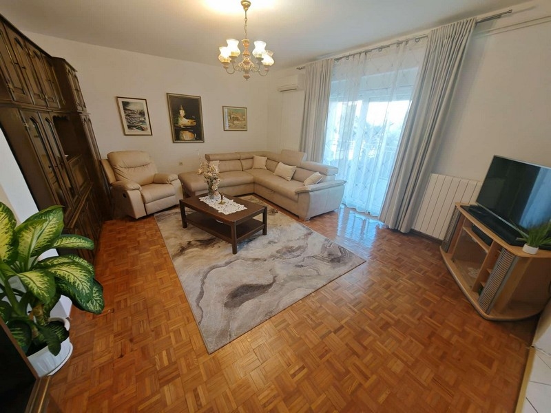 Nappali kanapéval és TV-vel.