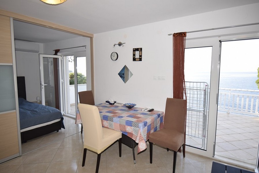 Kilátás a teraszra és a tengerre.