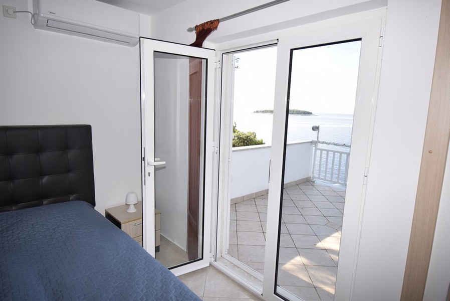 Hálószoba és terasz kilátással.