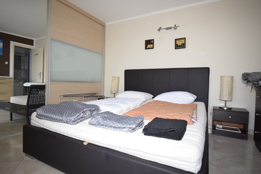 Hálószoba kényelmes franciaággyal.