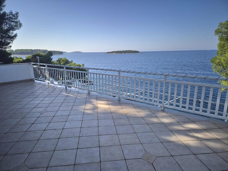 A H3454-es ingatlan terasza közvetlenül a tenger mellett Primostenben, Dalmáciában - Panorama Scouting.