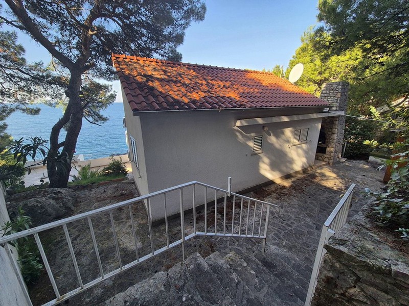 A H3454-es ingatlan hátulja Primostenben, Dalmáciában – Panorama Scouting.