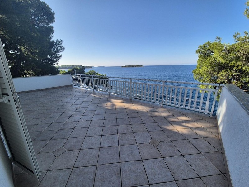 Nagy terasz gyönyörű kilátással a tengerre.