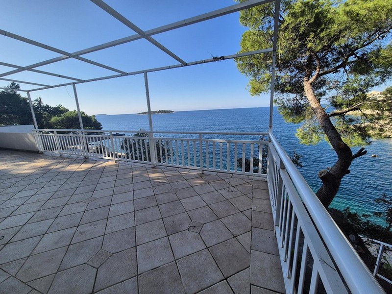 Horvátországban eladó H3454-es ház terasza.