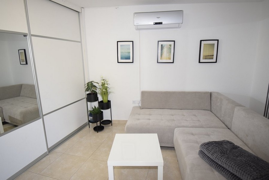 Nappali és kilátás a modern légkondicionálóra.