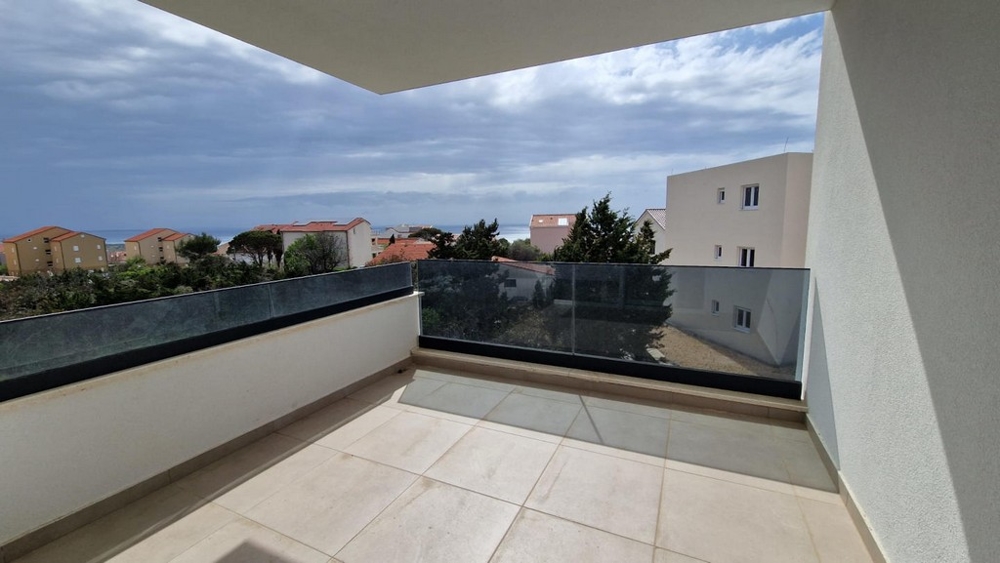 Terasz medencével a H3457 ingatlan Horvátországban.