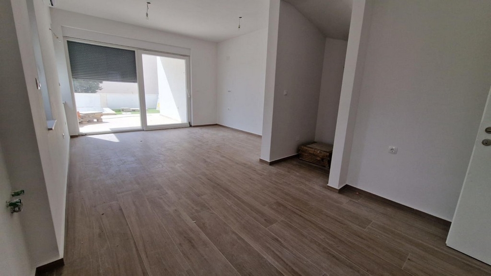 Hálószoba és kijárat a teraszra az emeleten.