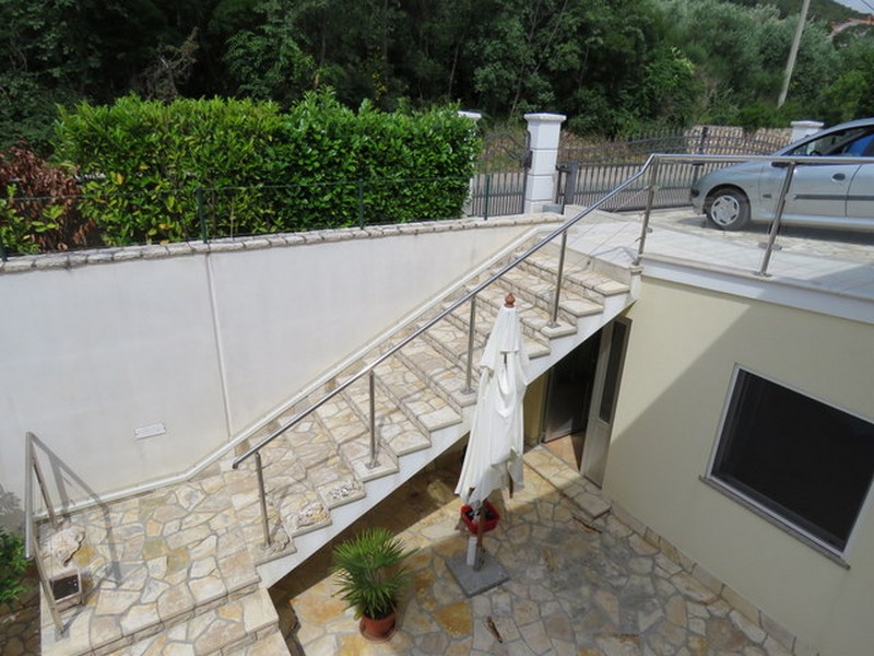 Lépcső a teraszra mediterrán stílusban.