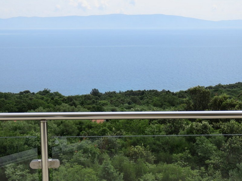 Panorámás kilátás nyílik a tengerre és a mediterrán tájra.