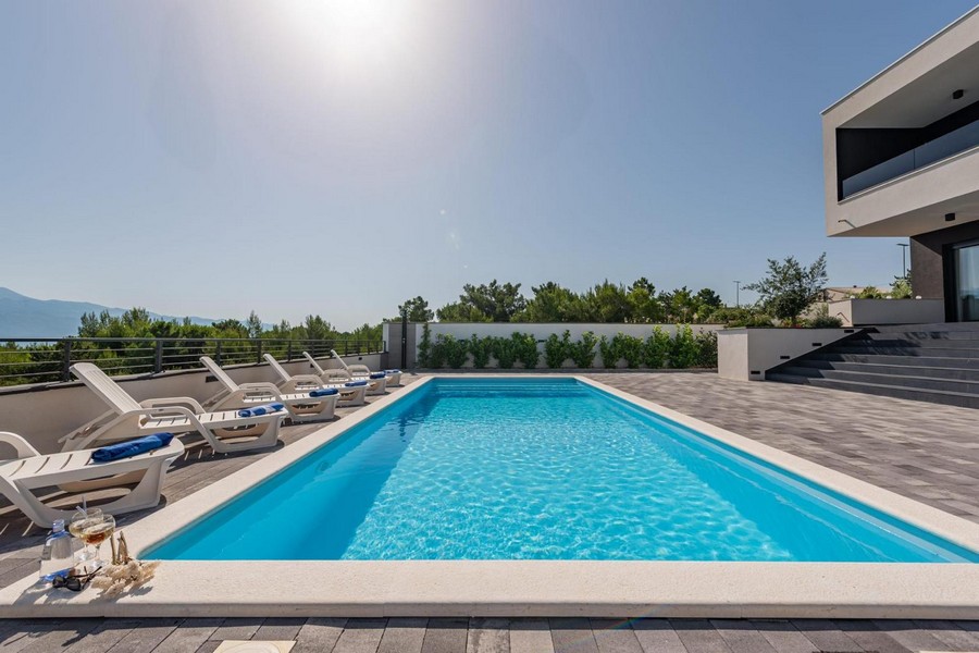 A horvátországi Zadar melletti H3468 ingatlan úszómedencéje és napozóterasza.