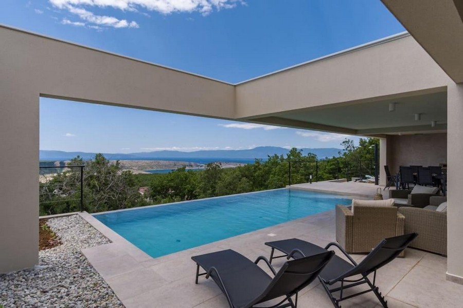 Kilátás a medencére és a tengerre.