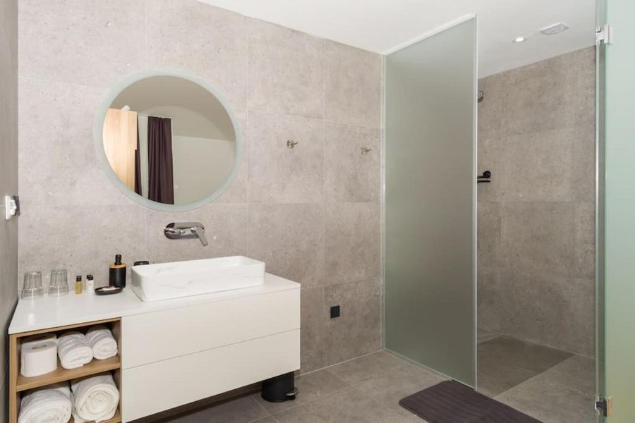 Modern fürdőszoba zuhanyzóval.