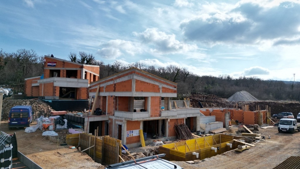 Modern villa héjszerkezetben.