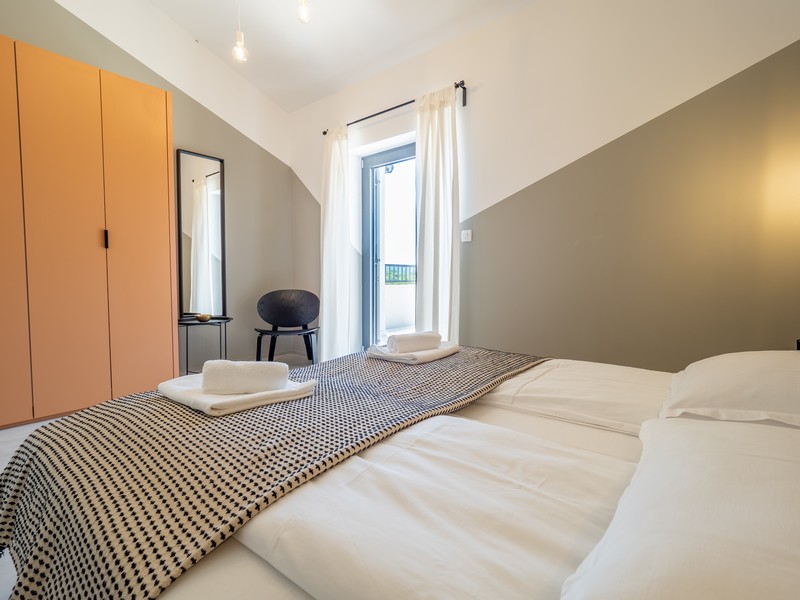 Hálószoba franciaággyal és kijárattal az erkélyre