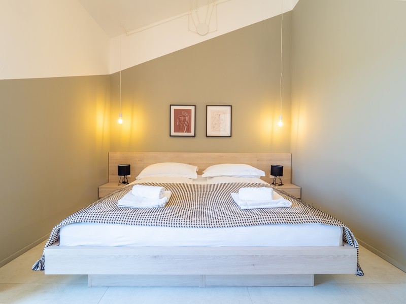 Világos hálószoba modern dizájnnal