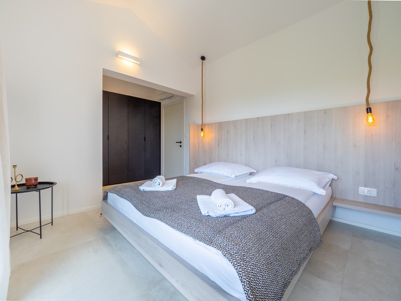 Hálószoba minimalista bútorokkal