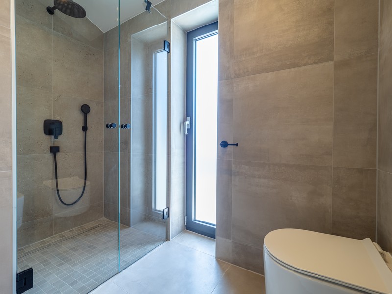 Fürdőszoba nagy üvegzuhannyal