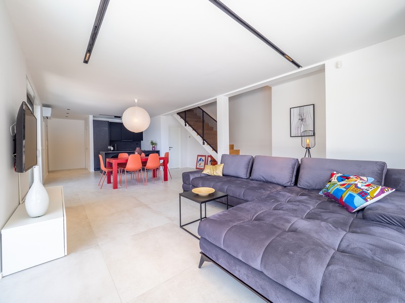 Világos nappali modern bútorokkal