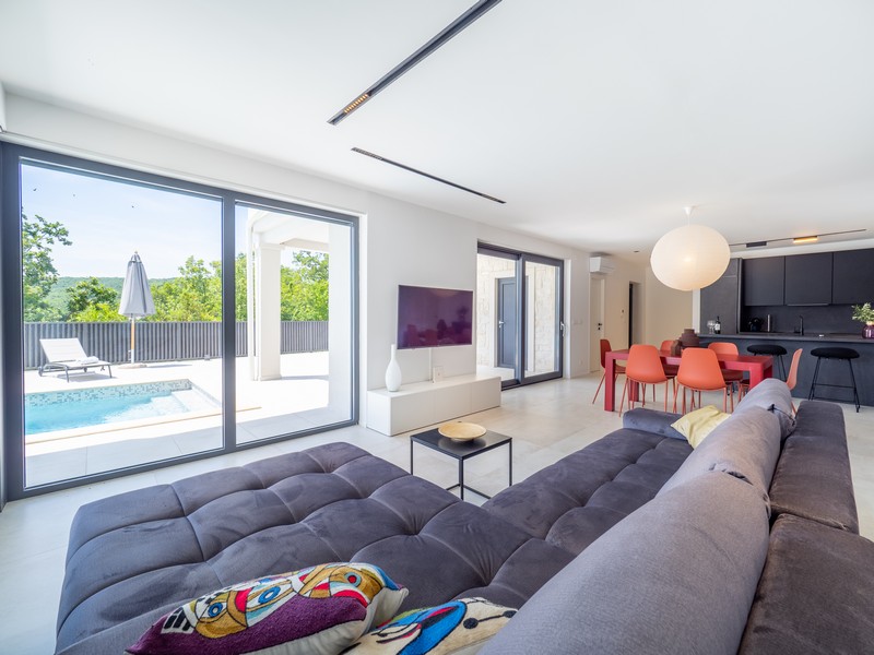 Teraszra és medencére néző nappali