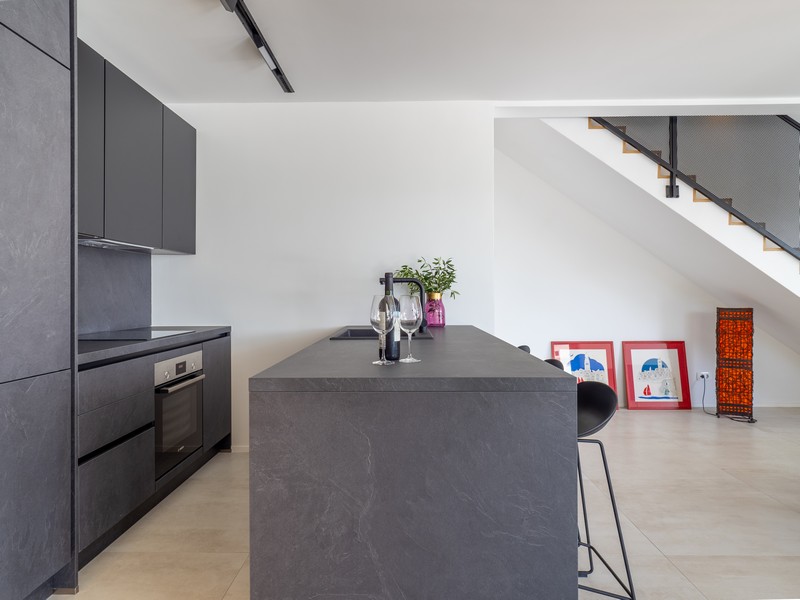 Modern konyha főzőszigettel és étkezővel