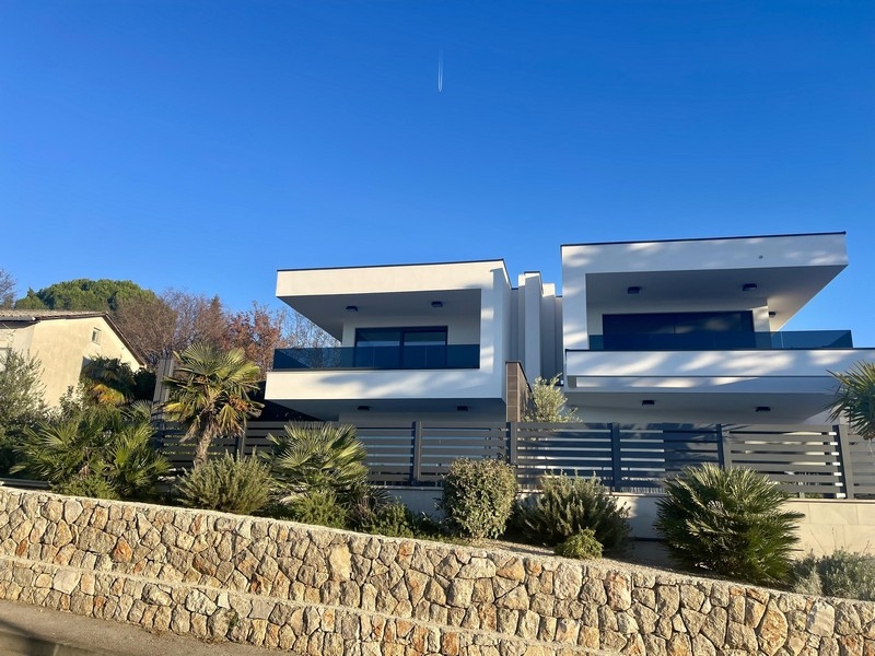 A modern luxus ikerház külső nézete kerttel