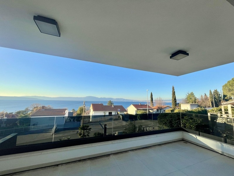 Erkély üvegkorlátokkal és zavartalan kilátással a tengerre