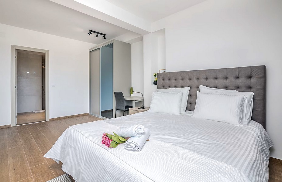 Világos hálószoba ággyal