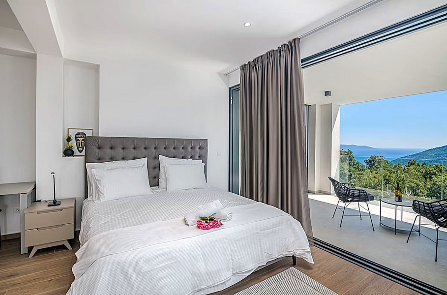 Tengerre néző hálószoba