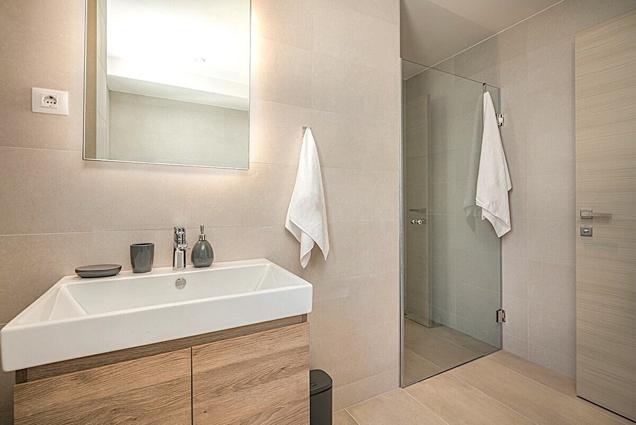 Modern fürdőszoba zuhanyzóval