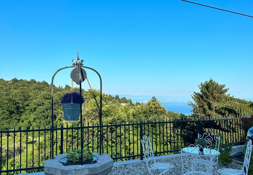 Kilátás a tengerre és a környékre a H3490 villából Opatija közelében, a Kvarner-öbölben.