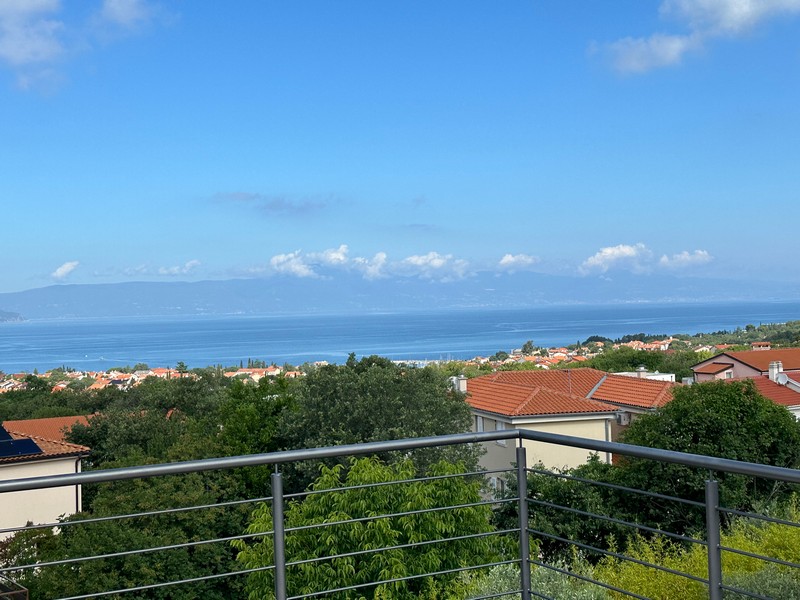 Kilátás a tetőteraszról a környékre és a tengerre - vásároljon villát Horvátországban.