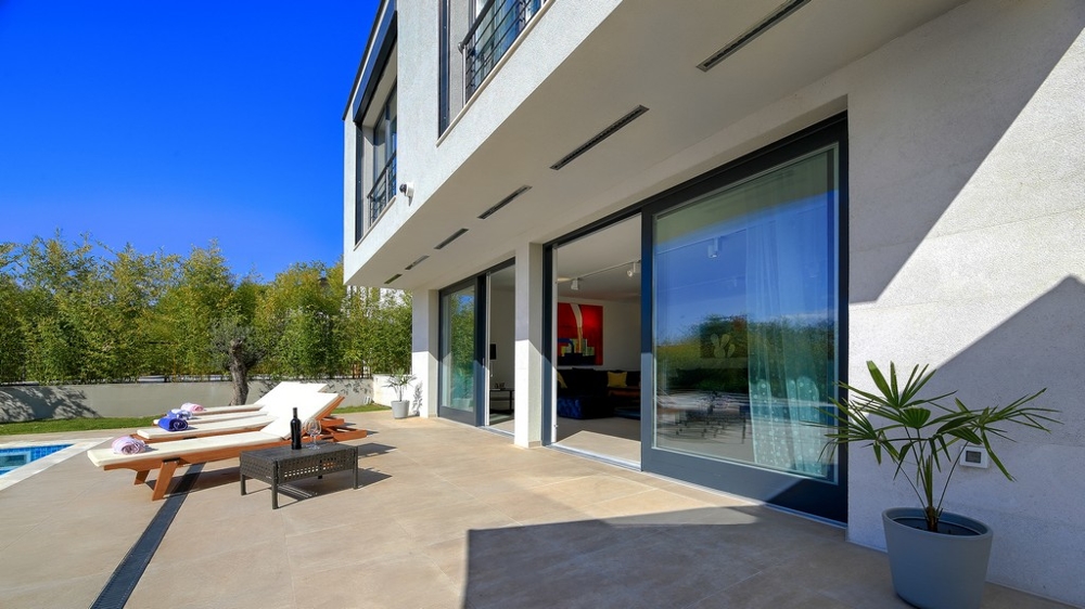 Kilátás a villára kerttel és terasszal Krk szigetén - Vásároljon házat Horvátországban.