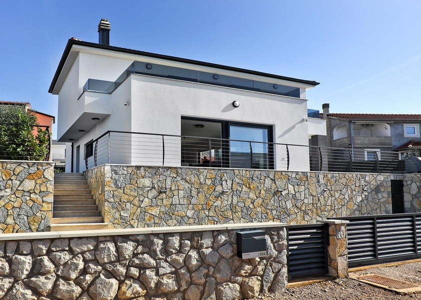 Elegáns ház terasszal és medencével Krk szigetén, H3501