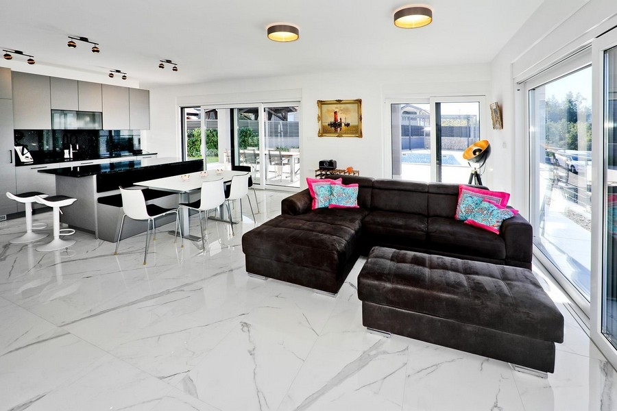 Modern konyha és étkező márványpadlóval